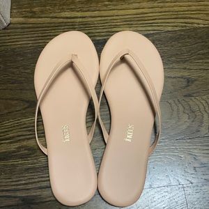 TKEES flip flops in like new condition